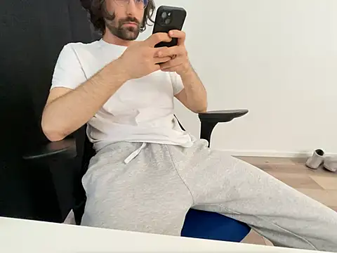 Frankieyyy1 online show from 05-15-26, 03:08