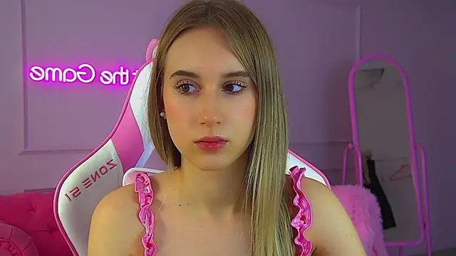 VictoriaHopsons online show from 11-19-25, 06:08