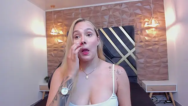 Emmaa white  online show from 12-17-25, 06:03