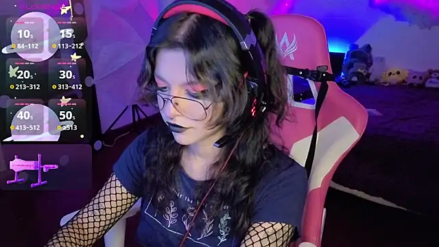 larah uwu online show from 11-12-25, 07:24