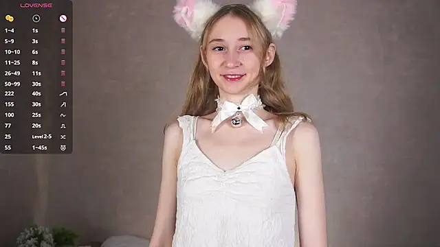 Snapshot of BeatrixHiett chatting on 09-13-25, 02:44 BeatrixHiett online show from 09-13-25, 02:44