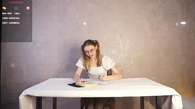 Snapshot of BeatrixHiett chatting on 10-04-25, 03:59 BeatrixHiett online show from 10-04-25, 03:59