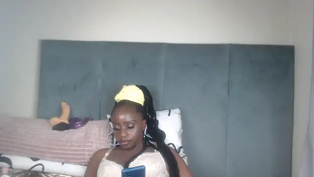 Snapshot of Jah-Queen chatting on 11-13-25, 10:19 Jah-Queen online show from 11-13-25, 10:19