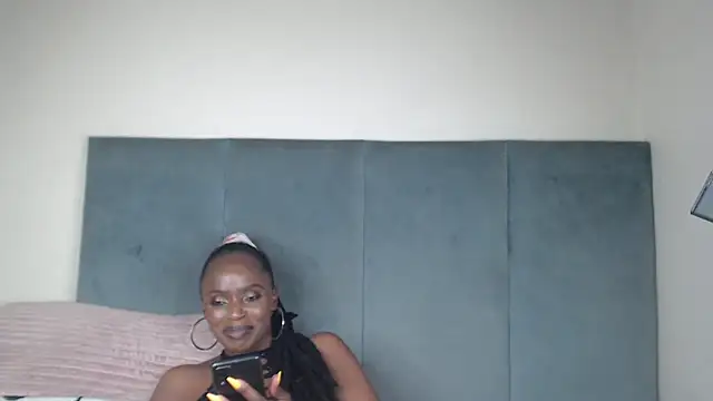 Snapshot of Jah-Queen chatting on 12-18-25, 06:58 Jah-Queen online show from 12-18-25, 06:58