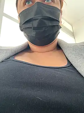 Snapshot of maddy_Bloomm chatting on 11-17-25, 03:40 maddy Bloomm online show from 11-17-25, 03:40