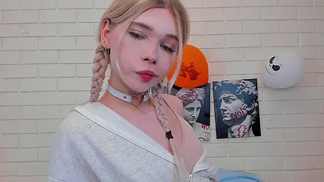 Blondy Fina online show from 11-13-25, 04:44