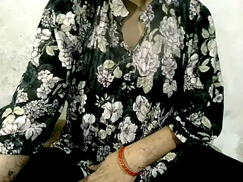 Snapshot of RIYA_SOOD chatting on 10-14-25, 04:08 RIYA SOOD online show from 10-14-25, 04:08