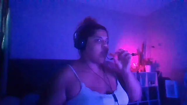 Snapshot of 1n0nlythroat chatting on 05-13-26, 10:38 1n0nlythroat online show from 05-13-26, 10:38