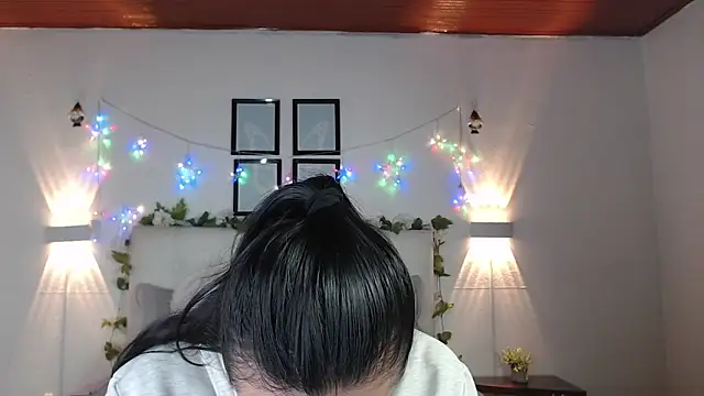 Snapshot of Megan_05_ chatting on 04-22-26, 07:15 Megan 05 online show from 04-22-26, 07:15