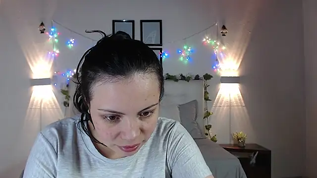 Snapshot of Megan_05_ chatting on 05-01-26, 06:56 Megan 05 online show from 05-01-26, 06:56