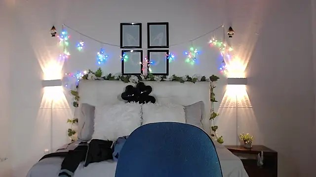 Snapshot of Megan_05_ chatting on 05-08-26, 07:19 Megan 05 online show from 05-08-26, 07:19