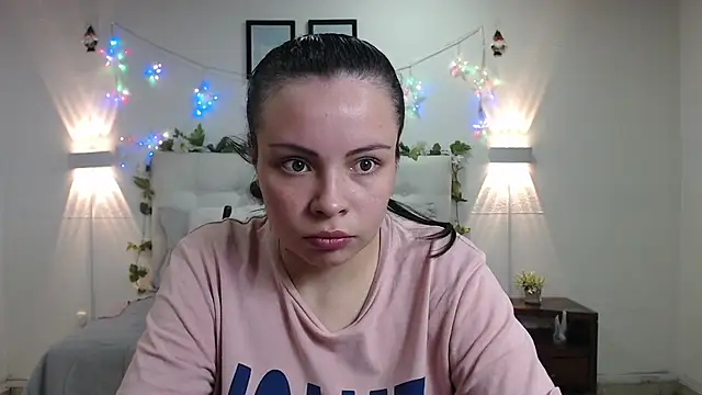 Snapshot of Megan_05_ chatting on 05-09-26, 07:30 Megan 05 online show from 05-09-26, 07:30