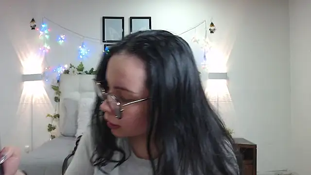 Snapshot of Megan_05_ chatting on 05-19-26, 07:31 Megan 05 online show from 05-19-26, 07:31