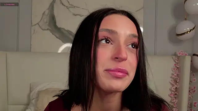 AdoraCortes online show from 11-30-25, 05:11