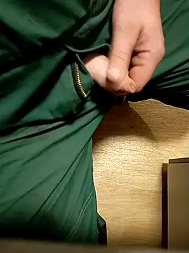 Snapshot of fickfreund019 chatting on 10-30-25, 04:58 fickfreund019 online show from 10-30-25, 04:58