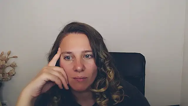 Snapshot of Darklure_ chatting on 09-17-25, 03:35 Darklure online show from 09-17-25, 03:35