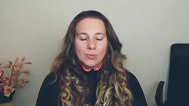 Snapshot of Darklure_ chatting on 10-02-25, 09:11 Darklure online show from 10-02-25, 09:11