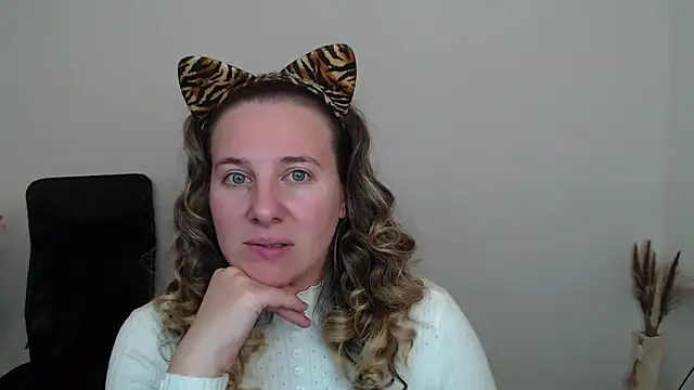 Snapshot of Darklure_ chatting on 10-14-25, 03:24 Darklure online show from 10-14-25, 03:24