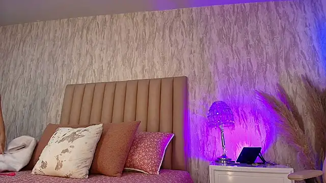 Emely florence  online show from 03-09-26, 08:13