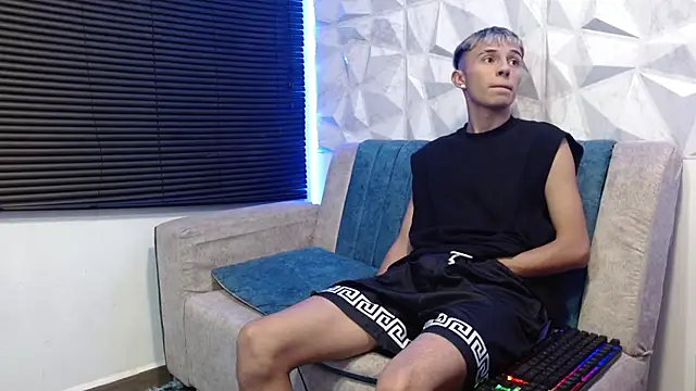 Snapshot of Isaac_tan chatting on 10-05-25, 03:16 Isaac tan online show from 10-05-25, 03:16