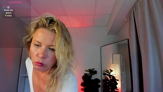 Snapshot of Julia_Giulia chatting on 05-21-26, 09:44 Julia Giulia online show from 05-21-26, 09:44