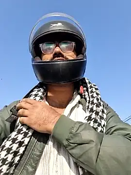 Snapshot of YoursThickDick chatting on 01-17-26, 04:06 YoursThickDick online show from 01-17-26, 04:06