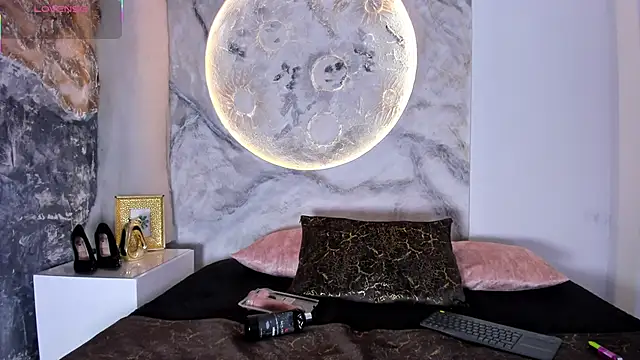 RoxanaBorns  online show from 11-25-25, 01:44