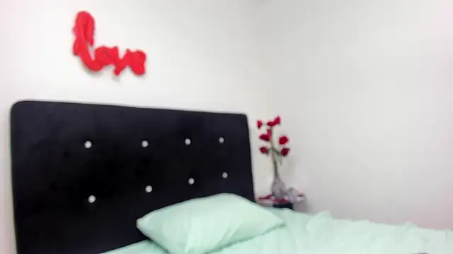 RoxanaBorns  online show from 02-15-26, 04:31