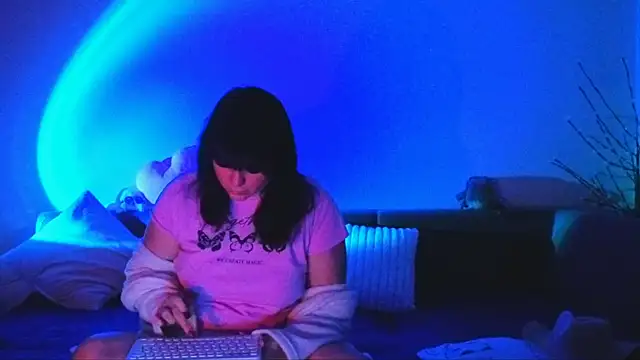 Snapshot of Bella_Hillss chatting on 02-10-26, 08:24 Bella Hillss online show from 02-10-26, 08:24