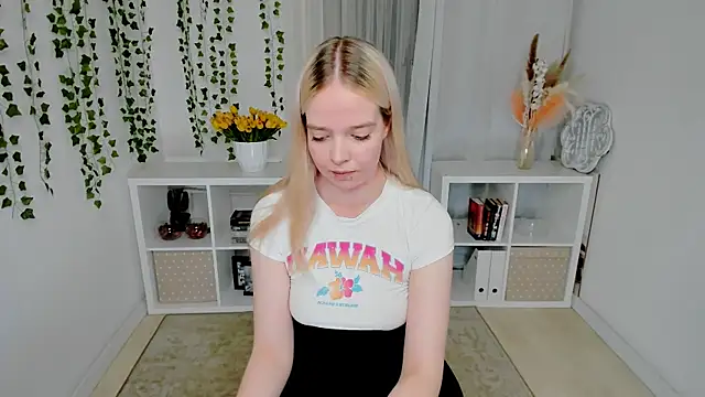 Snapshot of BellaMontgomery chatting on 06-19-26, 10:35 BellaMontgomery online show from 06-19-26, 10:35