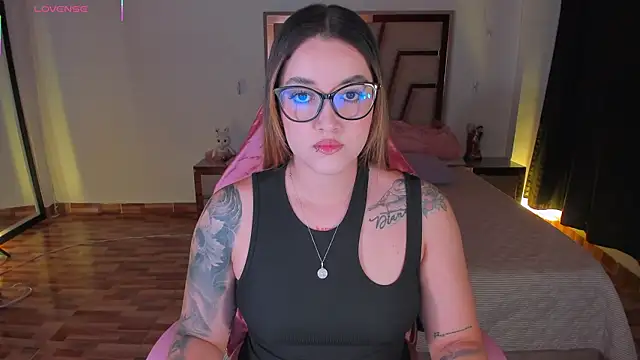 lunaarose online show from 12-19-25, 02:29