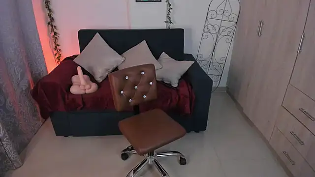 Snapshot of mishelkrave_ chatting on 10-10-25, 12:20 mishelkrave online show from 10-10-25, 12:20