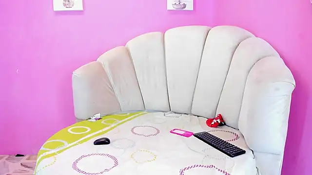 Snapshot of LadyandMaverick chatting on 10-02-25, 05:14 LadyandMaverick online show from 10-02-25, 05:14