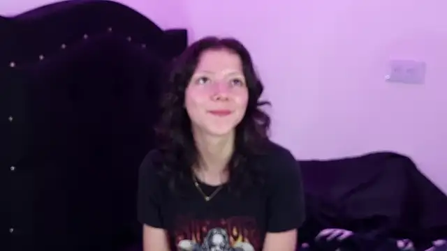 Snapshot of Lovers_cave chatting on 09-20-25, 10:22 Lovers cave online show from 09-20-25, 10:22