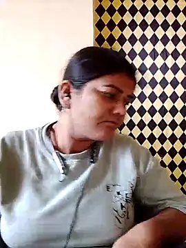 Snapshot of Meenu_tiwari chatting on 09-12-25, 09:42 Meenu tiwari online show from 09-12-25, 09:42