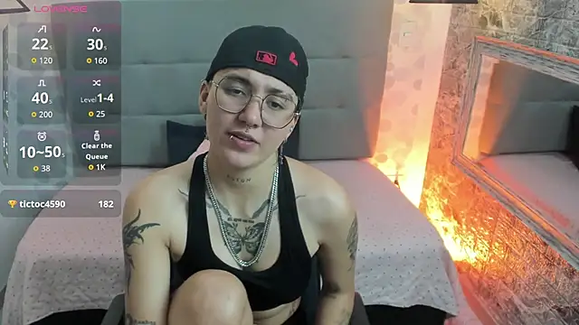 Snapshot of emahills__axelrose chatting on 10-13-25, 03:06 emahills  axelrose online show from 10-13-25, 03:06