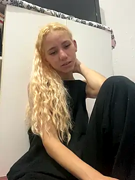 Snapshot of Bruna551 chatting on 10-19-25, 05:02 Bruna551 online show from 10-19-25, 05:02