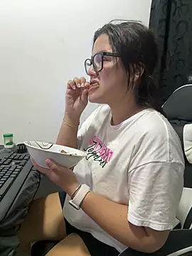 Snapshot of lunita_sweet5 chatting on 07-12-26, 05:53 lunita sweet5 online show from 07-12-26, 05:53