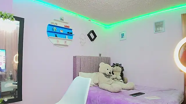 MiSofialeal online show from 11-24-25, 05:56