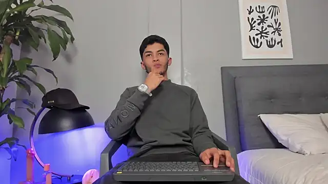 Snapshot of Tylerffoxx chatting on 06-21-26, 06:16 Tylerffoxx online show from 06-21-26, 06:16