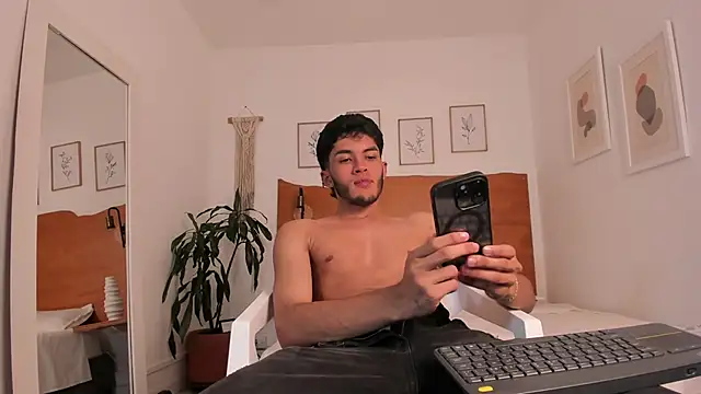 Snapshot of Tylerffoxx chatting on 06-27-26, 01:39 Tylerffoxx online show from 06-27-26, 01:39