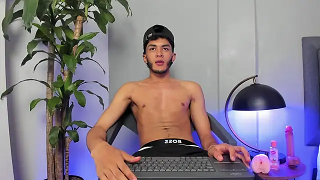 Snapshot of Tylerffoxx chatting on 07-18-26, 11:41 Tylerffoxx online show from 07-18-26, 11:41