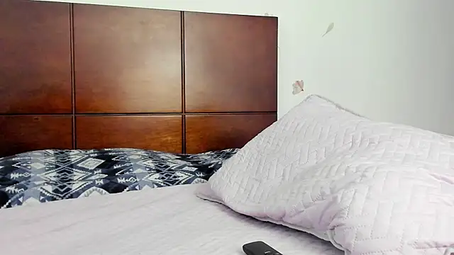 Snapshot of marie_pourtoii chatting on 12-19-25, 01:01 marie pourtoii online show from 12-19-25, 01:01