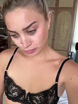 Snapshot of auriangel chatting on 12-14-25, 04:29 auriangel online show from 12-14-25, 04:29