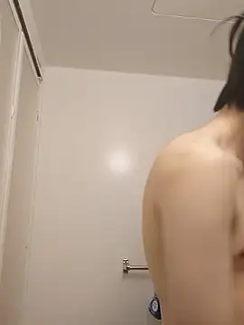 Snapshot of tanaka113 chatting on 05-18-26, 04:07 tanaka113 online show from 05-18-26, 04:07