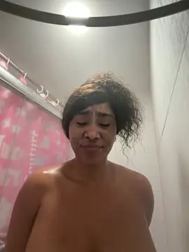 Snapshot of LuckyKhloe chatting on 10-30-25, 01:29 LuckyKhloe online show from 10-30-25, 01:29