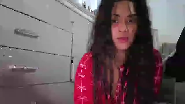 Snapshot of LuckyKhloe chatting on 11-25-25, 02:06 LuckyKhloe online show from 11-25-25, 02:06