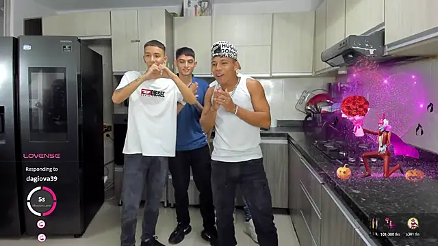 Snapshot of Playhardsex_ chatting on 10-23-25, 11:03 Playhardsex online show from 10-23-25, 11:03