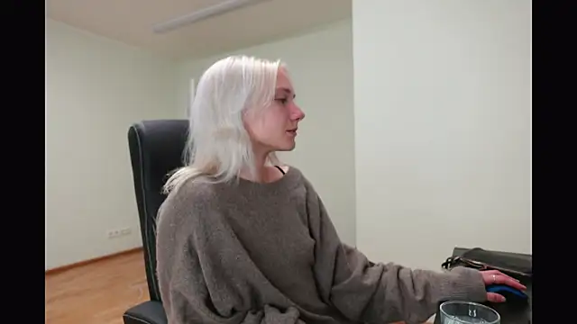 Snapshot of Laura_Chaplin chatting on 10-22-25, 05:13 Laura Chaplin online show from 10-22-25, 05:13