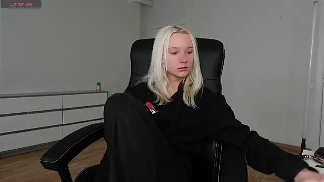 Laura Chaplin online show from 04-11-26, 06:07